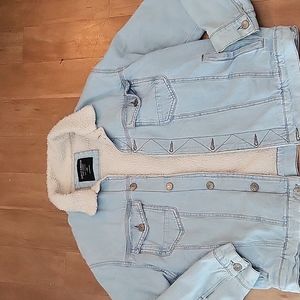 Levis inspired fur lined denim jacket ✨️ 💙